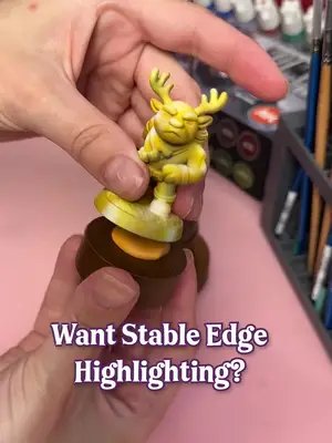 Want stable edge highlighting? A shaky hand is one of the biggest obstacles to clean, precise lines. Using a handle with a stabilizing bracket gives you a contact point to press against, which reduces movement and helps you stay consistent across the whole mini. A big thank you to Golden Maple for sending us their painting handle. It is now our favourite and I rarely paint without it. Use code CoupleCraftsMinis for 15% off on their website! #ad #paintingminiatures #miniature #hobbytools #miniaturepainting