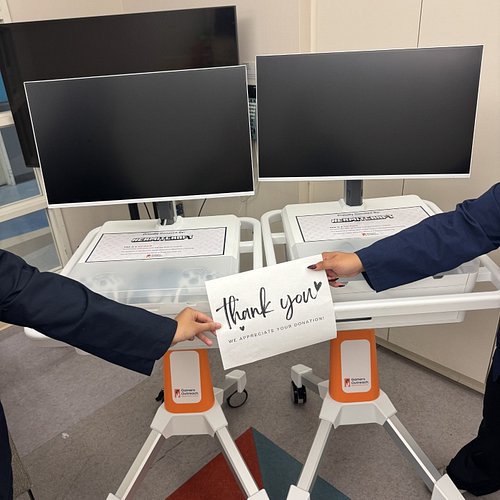 Santa Clara Valley Medical Center in San Jose, CA, received 2 GoKarts from the Hermitcraft community!

🧡📱🤍
