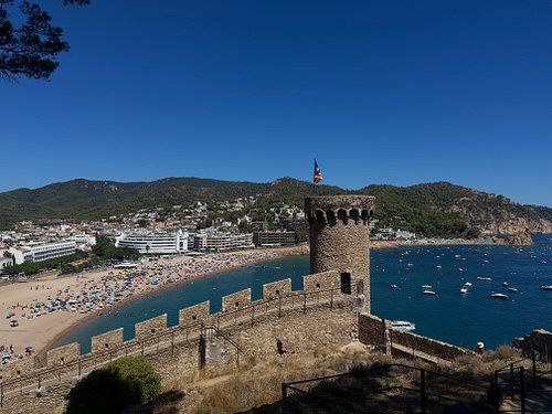 It’s absolutely beautiful here 😍 I think I might actually prefer Tossa de Mar to Lloret! 🇪🇸☀️

Which one’s your favourite?