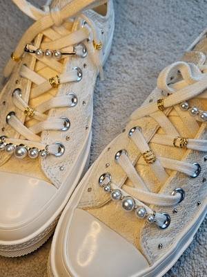 Voor haar mooie dag. 🤍 Deze custom Converse bruidssneakers zijn met liefde met de hand gedecoreerd met verfijnd kant, glanzende parels en subtiele glam stones. Elk detail is zorgvuldig aangebracht om jouw look compleet te maken – van ceremonie tot dansvloer. Uniek, handgemaakt en helemaal afgestemd op jou. Comfort en elegantie komen samen in een bridal sneaker die net zo bijzonder is als jij. 🤍 Op maat gemaakt 🤍 Luxe materialen 🤍 One of a kind ✨ Wil jij ook mooie sneakers voor jouw mooie dag? Stuur gerust een DM en samen ontwerpen we jouw perfecte bruidssneakers 🤍 #bridetiktok  #bride #brideandgroom 