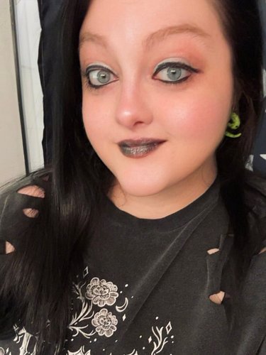 No cry today, we have full makeup 💚✨ #goth #gothstyle #gothmakeup #gothmommy #gothgirlsofinstagram