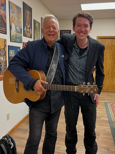 Cuttin up and cheesin with the best of the best! Got to meet and hear a guitar hero of mine tonight! The incredible @tommyemm...