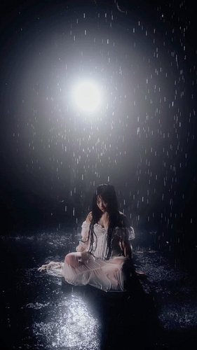 If there’s one thing I love it’s photos in a rain room.

Crew:
Photographer: me @bysaraschultz
Artist/Director: @linaloveslov...