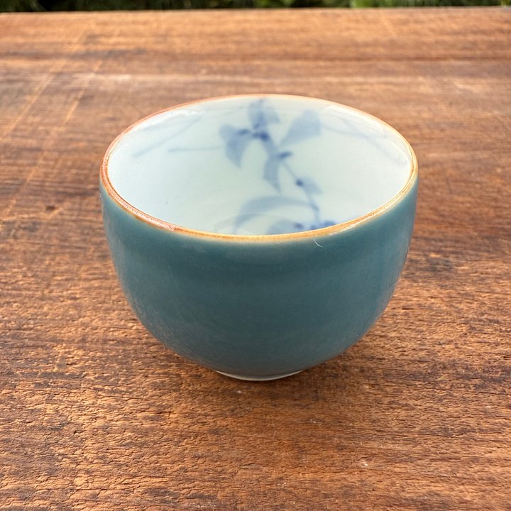 🎎 Vintage Japanese Guinomi Sake Cup – Turquoise-Blue Glaze with Floral Interior product image (1)