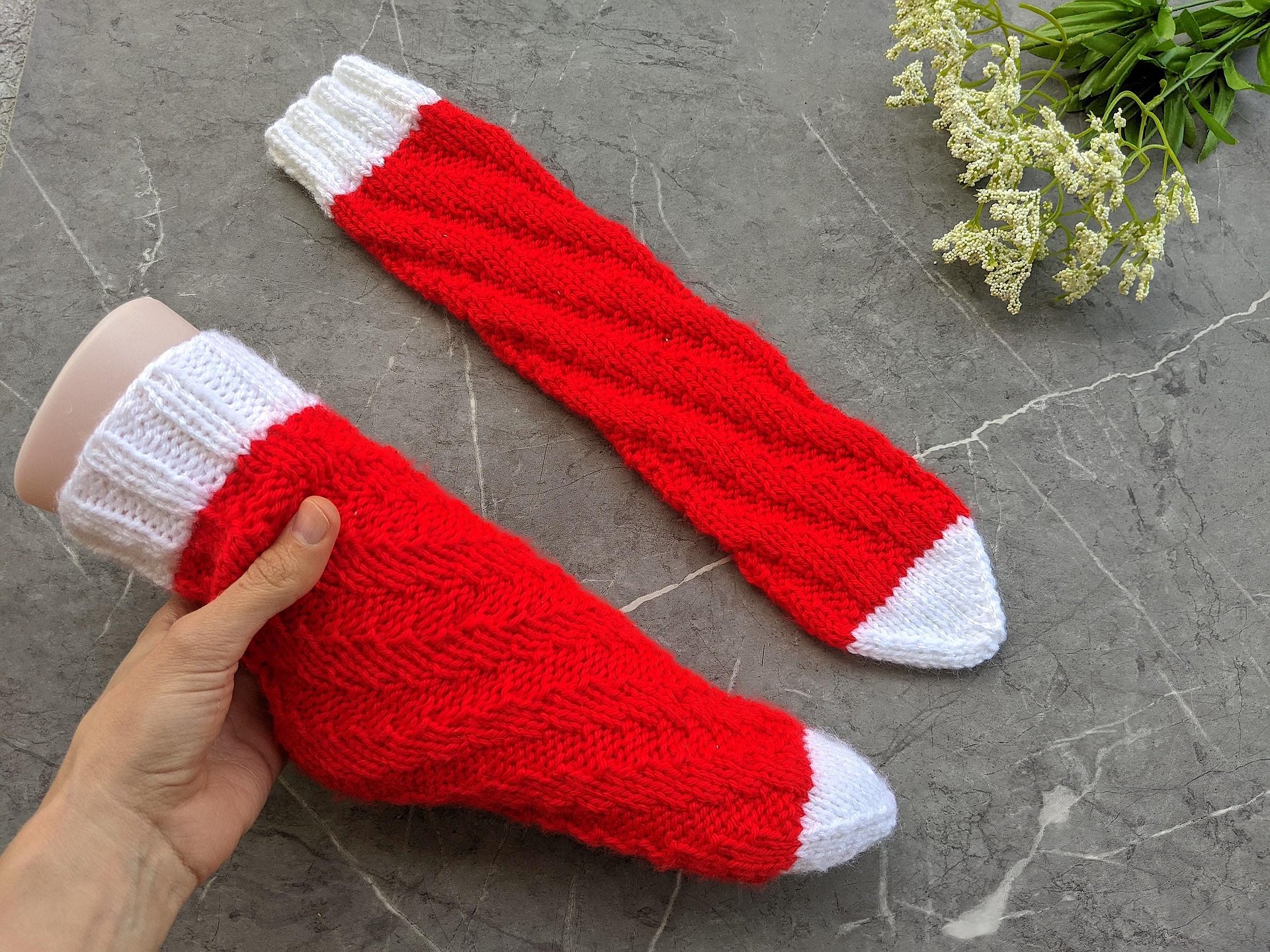 Knit Spiral No-Heel Christmas Socks Pattern product image (4)