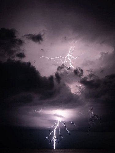Simple, extra, splendide 😎👌

100m S5 

#bolt #stormchasers #lightning #night #crawl
