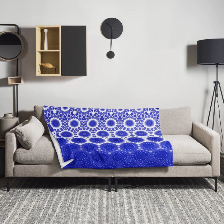 Blue & White Daisy Seamless Patterned Throw Blanket product image (1)