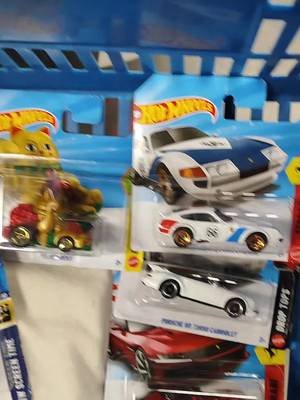 Finally found some new Hot Wheels this week after going into 5 stores to see if I can find something. Mixed cases from Porsche 911 Cabrio to Ferrari 12 Cilindri.