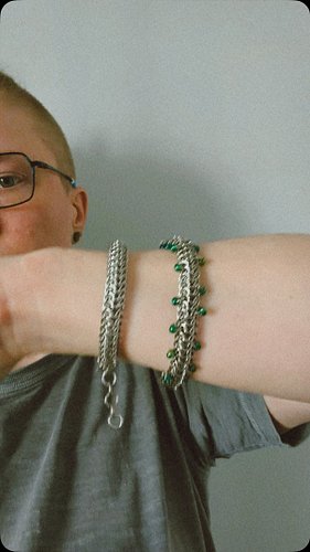trying to show a new beaded bracelet design and the only thing i notice is my dry hands 🤪

anyway, the beaded version of this...