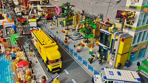 A sunny day in town 

#lego #legocity #legocityupdate #dailyweeklybuilds #afol