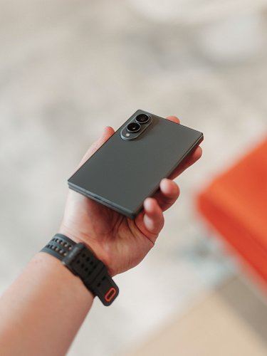 Samsung really brought back the OG BlackBerry Passport shape, running 2026 hardware, and now it folds in half.

The cover scr...