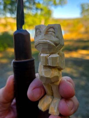 Felt a little foggy.  1x1 knife only.  probably be a tutorial at some point.  #woodcarving #whittling #woodart #frog #frogtok 