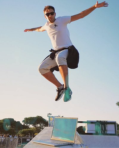 Já experimentaram andar de skate com o novo oled? Eu já 😜#asusoledsdc @asuspt @osoldacaparicafestival