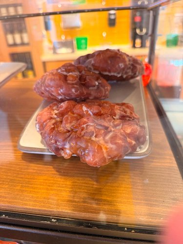 It is very hard to prepare my yogurt and granola this morning knowing there’s apple fritters right downstairs. 😂 #spoiled #ne...