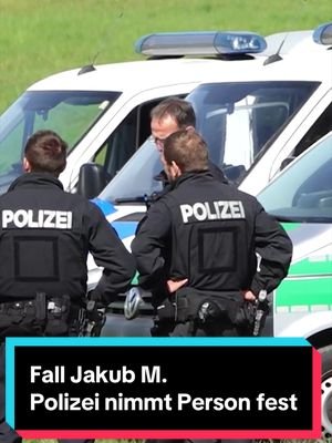 Im Fall des seit dem 30. Oktober 2025 vermissten 18-jährigen Jakub M. aus Dittelbrunn (Landkreis Schweinfurt) hat die Polizei am Dienstag (28.04.2026) großangelegte Spurensicherungsmaßnahmen durchgeführt. Dabei kamen unter anderem Spürhunde und technisches Equipment zum Einsatz. Laut einer Mitteilung geht die Polizei von einer Gewalttat aus. Die Beamten nahmen am Dienstag eine Person aus dem nahen familiären Umfeld des Vermissten fest. Rund 40 Streifenwagen waren vor Ort, um sich an den massiven Maßnahmen zu beteiligen. Seitdem der Teenager bereits vor mehreren Monaten spurlos verschwunden war, bemüht sich die eigens eingerichtete Sonderkommission darum Licht in das rätselhafte Verschwinden zu bringen.  Bereits in den vergangenen Phasen der Ermittlung kamen spezialisierte Einheiten zum Einsatz: Tauchereinsätze: Spezialkräfte suchten den Main im Bereich des Schweinfurter Stadtstrandes ab. Technik-Einsatz: Boote mit Sonargeräten tasteten den Flussgrund in einer Tiefe von rund 3,60 Metern ab. Tür-zu-Tür-Befragungen: Ermittler suchten das direkte Umfeld ab, um kleinste Details aus der Vermisstennacht zu rekonstruieren. #news #news5 #vermisstenfall #jakub #polizei 