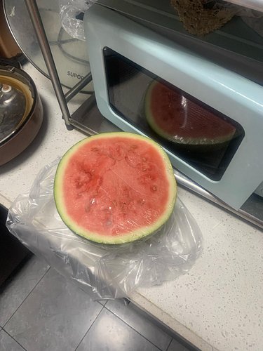 I bought a watermelon 🍉 to eat . It’s very yummy very delicious I like it
