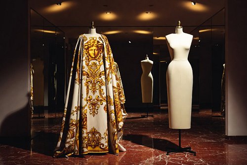 Versace vs Versace: Gianni vs Donatella’s Design Philosophy https://www.runwaylive.com/versace-gianni-vs-donatella-design-phi...