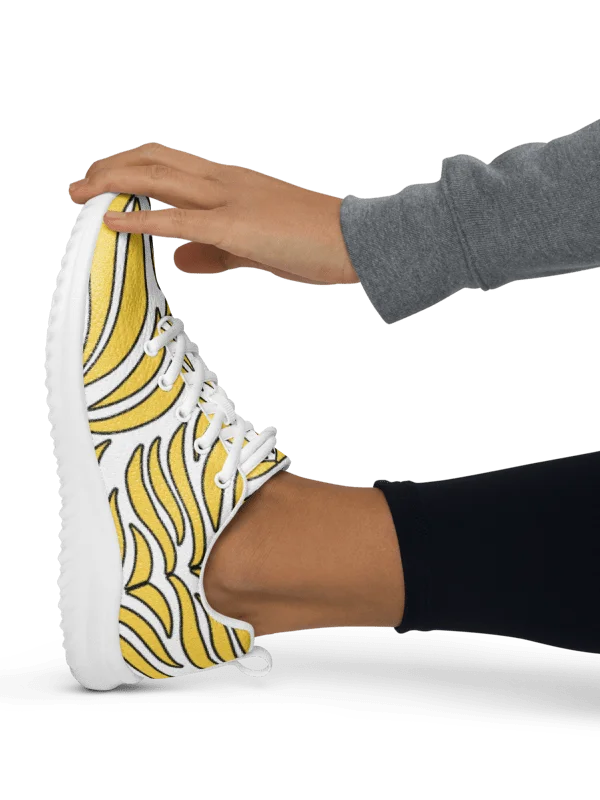 Golden Pulse: Symmetrisches Tribal-Muster Women's Sneakers product image (2)