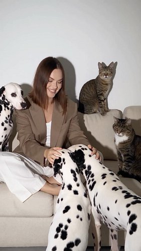 Can you guess who’s the boss? 😂🐾

#cats #dogs