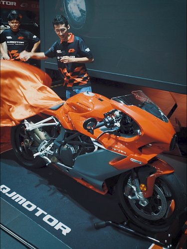 Good ol Mitch told me QJMotors was dropping the Super 9 in Singapore last Saturday night. I mean I kinda expected it, but up ...