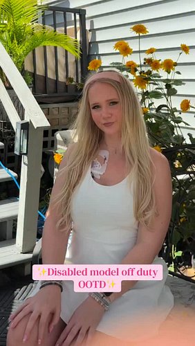 Outfit of the day!! Disabled model off duty vibes! 💖🫶💄🥄💅🏻

Dress- @halara_official 
Adaptive Necklace- @ladyfines_ 
Nails- @o...