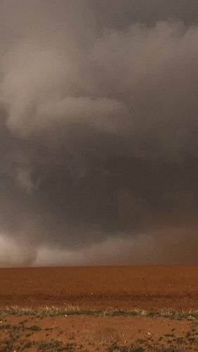 Voici les images brutes du caméscope face à la formation de l'une des plus belles tornades que j'aie pu observer de toute ma ...