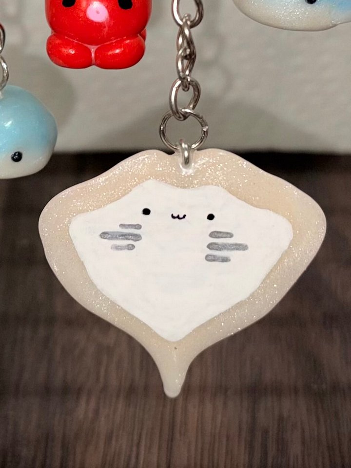 [PRE-ORDER] Manta Ray 🌊 Magnetic Keychain product image (1)