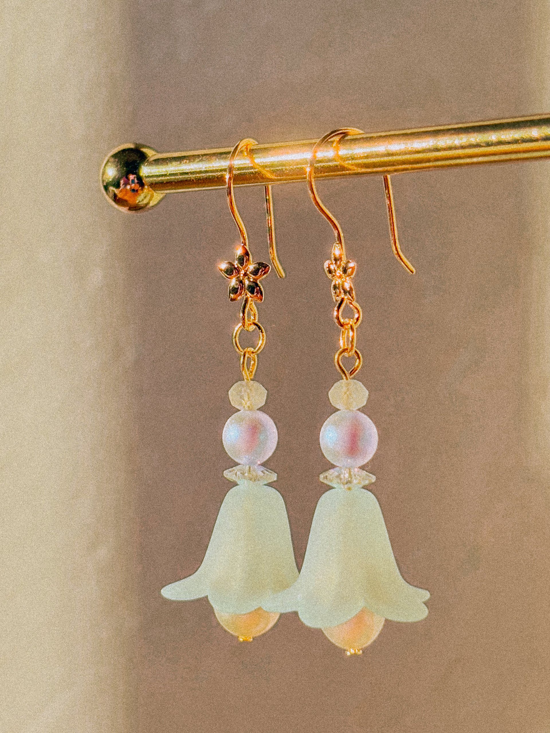 Light blue flower bells - Pearl and moonstone earrings product image (1)