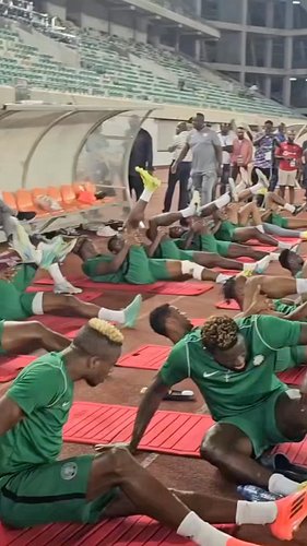 Victor Boniface showing Osimhen his injury scars 😬

#reels #supereagles #victorboniface #victorosimhen #osimhen #nigeriavsrwanda