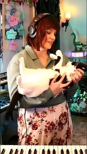 I decided to serenade my cat and it is amazing how much she puts up with from me. Must be love.
.
I'm #live now on #Twitch! t...