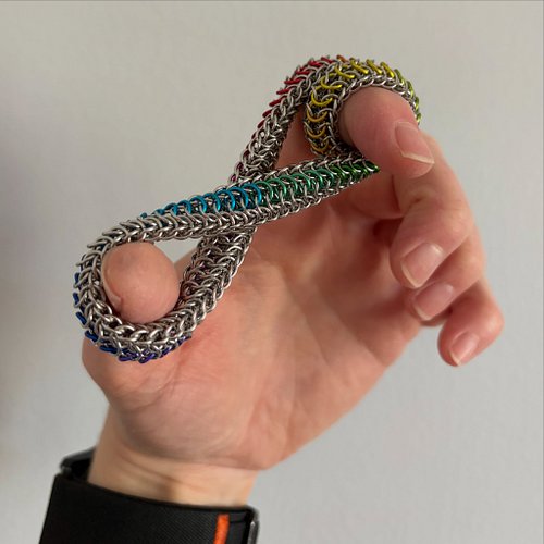 really love how this extended rainbow chrome möbius fidget turned out. there’s 16 colors which go into each one to make the g...