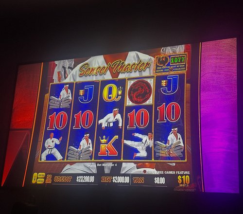Tonight’s instalment of weird YouTube channels I somehow end up watching… 😂🙈

Some bloke in Las Vegas playing slot machines. ...