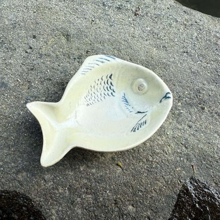 🎎 Vintage Japanese Fish-Shaped Soy Sauce Dish (FOREIGN Stamp) – Meiji-Taisho Era – Japan Antique Roadshow product image (1)