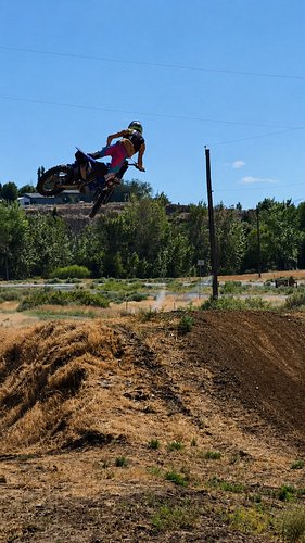Grip it. Rip it. Repeat. 🤘🏁
@logan_boone80 getting after it at practice.

Interested in motocross training? Check out the Lin...