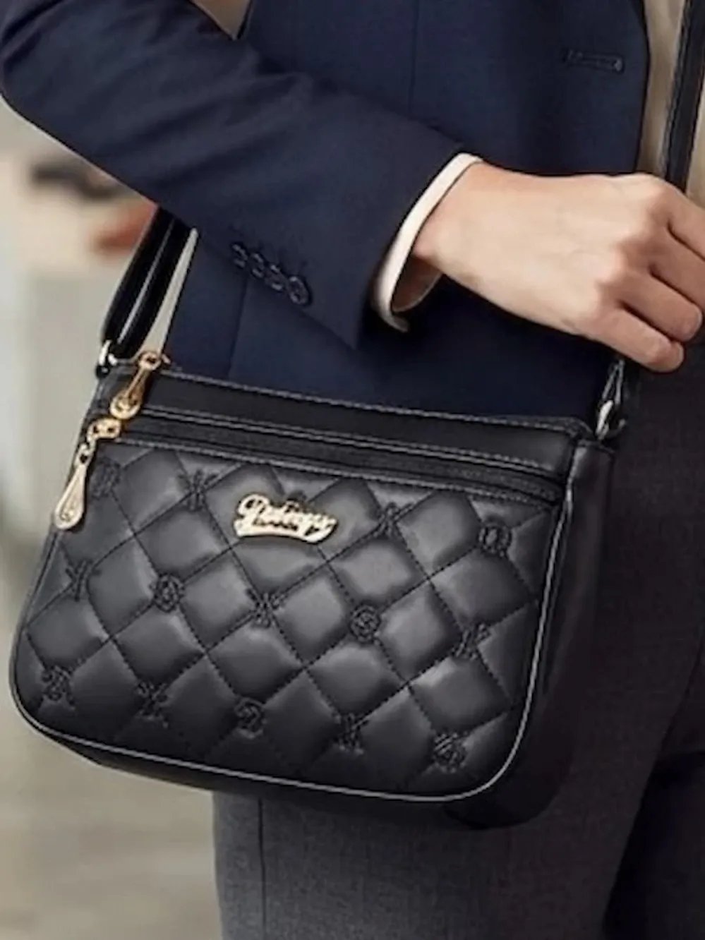 حقيبة نسائية كروس جلد أسود مطرزة - تصميم كلاسيكي أنيق - 26 سم product image (1)