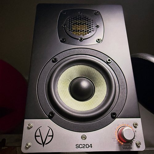 What speakers are you using? 👀

I’ve had the chance to put these @eveaudio SC204 monitors through their paces over the past m...