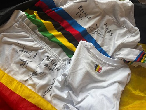 Some stories you cannot make up yourself. 
40 years of friendship, 30 years of #uciroadworldchampionships together.. that is ...