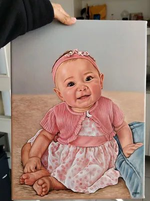 A modo confesión 🐒 muchas veces he querido dejar de retratar, por X o Y razón.  Pero recuerdo que cuando estaba muy pequeña, siempre dibujaba retratos de perfil, yo no hacia dibujos de nubes, árboles o esas cosas, dibujaba personas.  Entonces a veces lo dejo por cierto tiempo, pero me pasa que cuando vuelvo a retratar siento una paz inexplicable, es como sentirme conectada con algo ✨  El punto es que esa niña sabe algo que yo no, por eso siempre que retomo el pincel solo digo: Gracias por recordarme que esto me hace bien 💛 🎨 Técnica: Óleo sobre tela 🖼️ Medida: 30x40cm #retratopersonalizado #arte #oleo #bebes #chile 