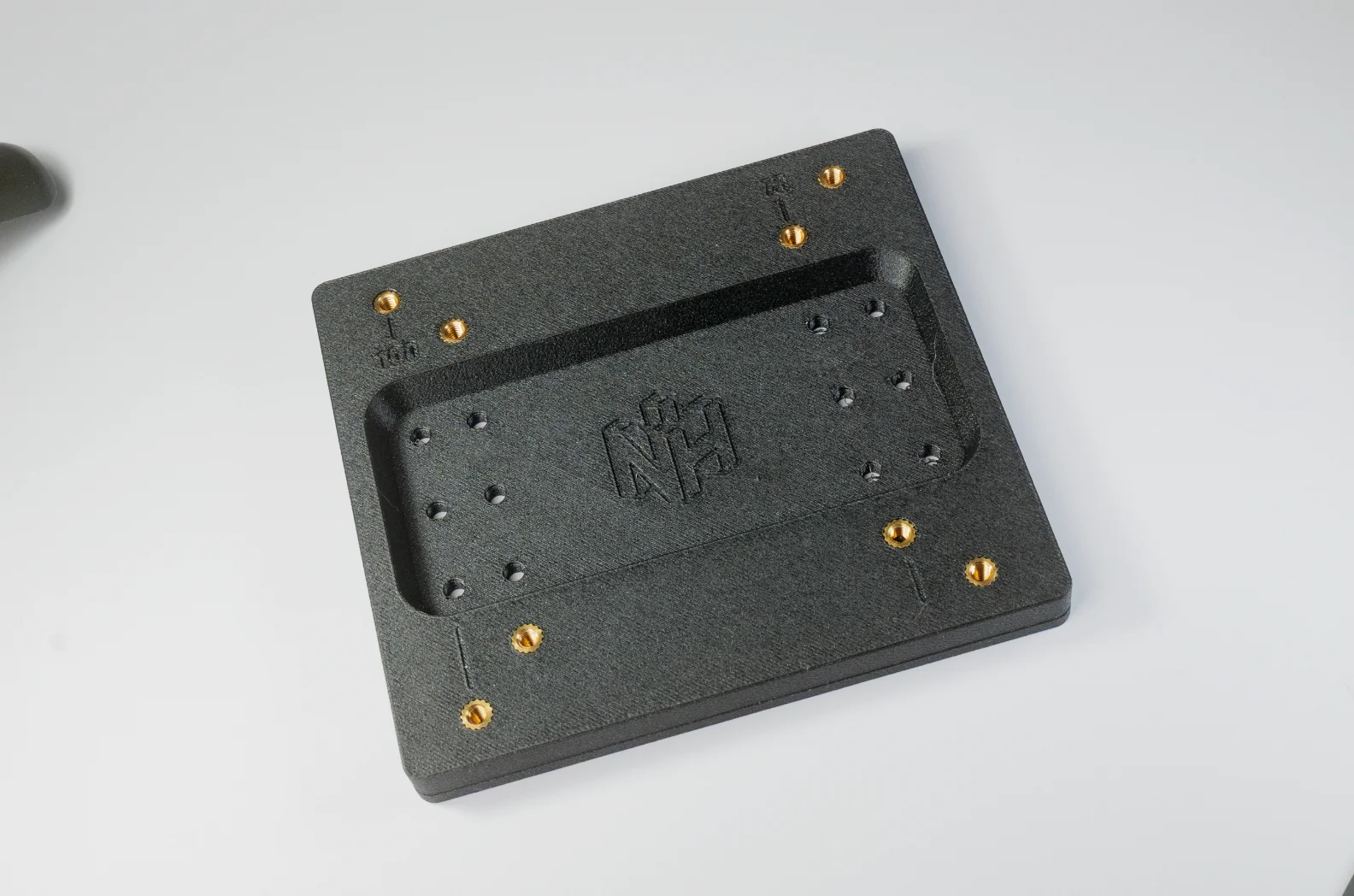Portable Monitor 2 to 4 VESA Screw Adapter product image (4)