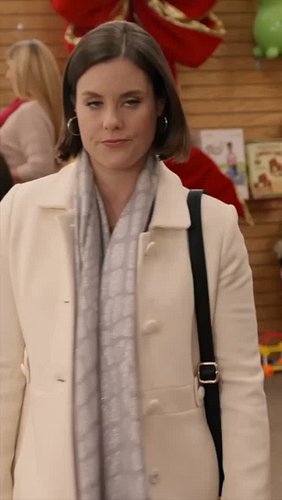 With the threat of having to close her father's candy store, Wendy and her 5-year-old daughter travel to the big city in the ...