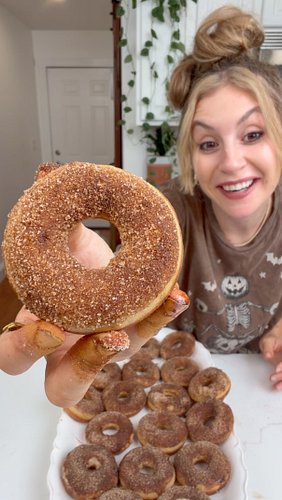 These are dangerously good 😍 Comment DONUT for the recipe 🩷 #recipe #dessert #fallrecipes #appleciderdonuts