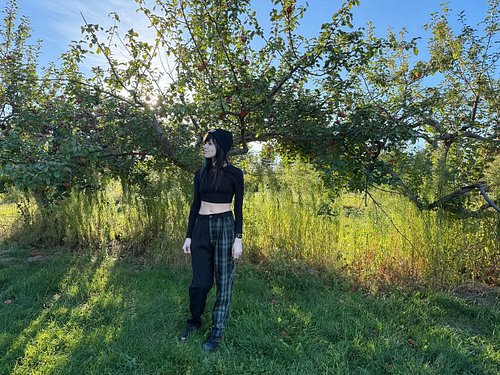 Apple Orchard Hangs. Soaking in all that is fall this season!! 🍁🍂🫶🏻
.
.
Photo by @flora.noise 

#fallvibes