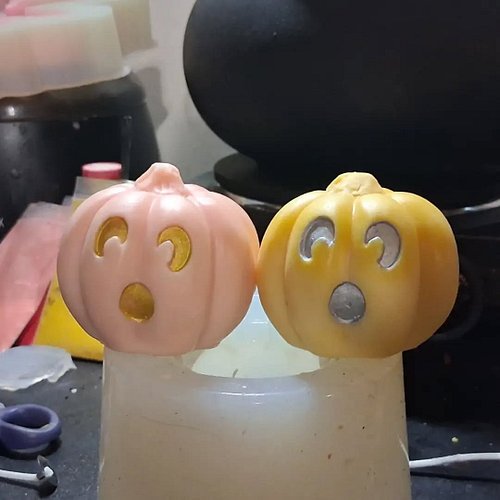 Okay I decided these cuties are gonna be larger wax melts 

#halloweenvibes🎃 #jackolantern #fallscents #fallwaxmelts #hallowe...