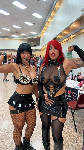 POV: you asked the girls to flex 💪😂

#cosplay #cosplaygirls #convention #cosplayer #conventionvibes