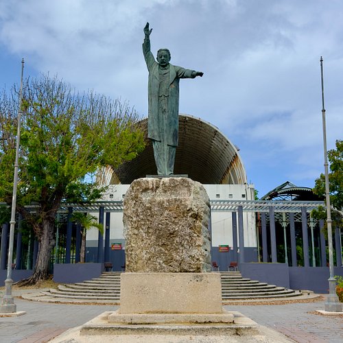 Parque Luis Muñoz Rivera in San Juan is a bit battered these days, but you can still catch glimpses of its former grandeur. I...