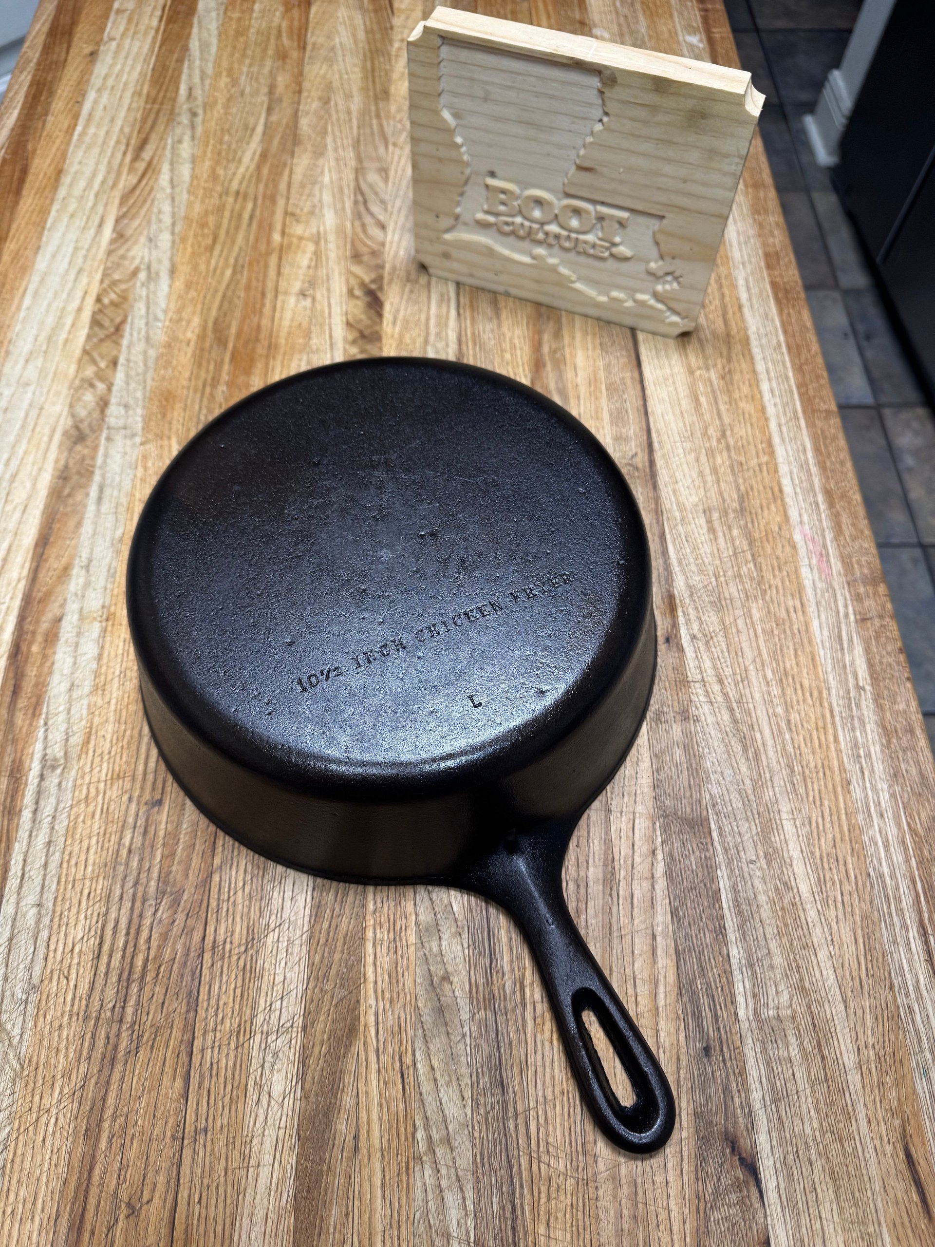 Vintage Unmarked Wagner #8 Chicken Fryer product image (1)