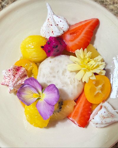 🌸 An artistic & joyful treat: Colorful rice-based dessert with meringue (sprinkled with beetroot powder), fruit & edible flow...