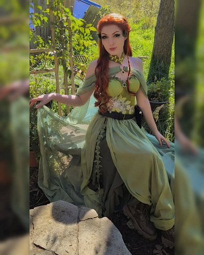 Medieval Poison Ivy 🌿🗡️🖤🍃 | Everyone say THANK YOU Anthony for these pretty pictures! He did his best and I love them! 🥹 Havi...