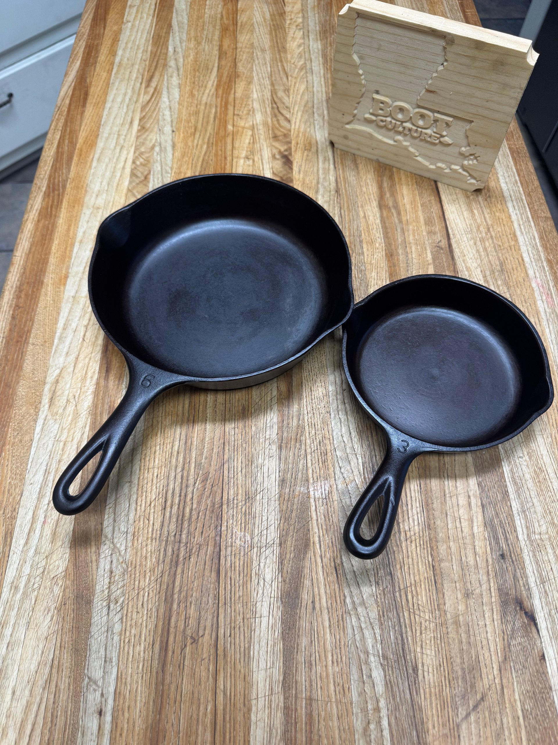 Wagner #3 & #6 Cast Iron Skillet Set product image (2)