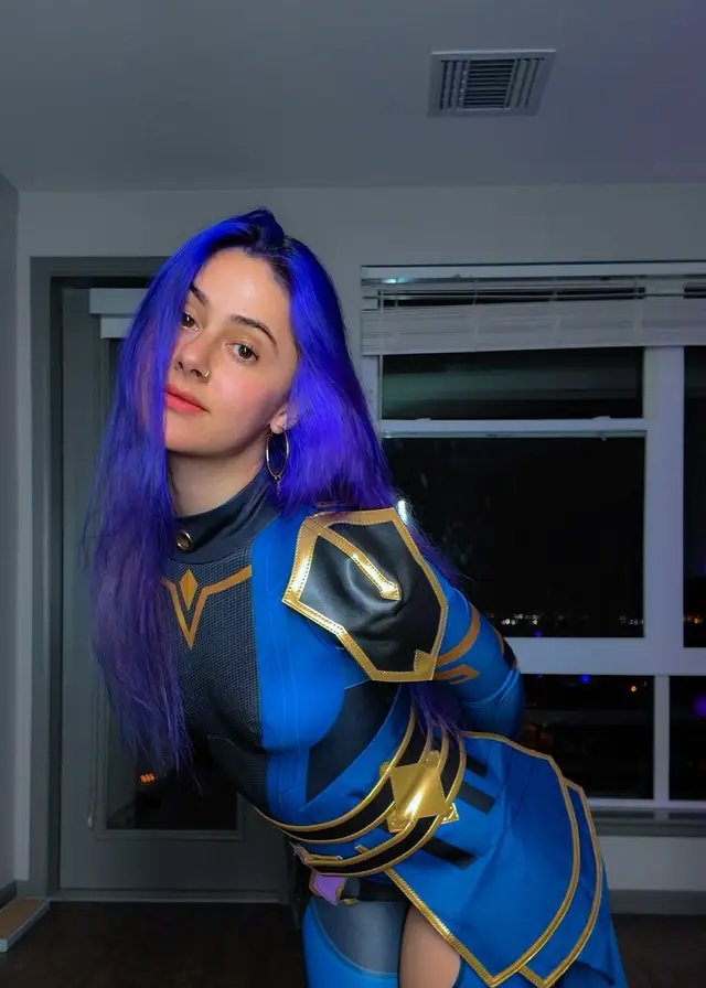 if the huntress had purple hair and was a kitty instead 💜🐈‍⬛